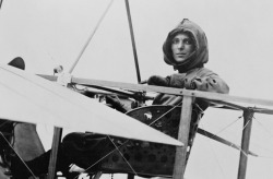 historical-nonfiction:Harriet Quimby was one of the greatest early female aviators. In 1911, Quimby became the first woman in the country to get her pilot’s license with the Aero Club of America. When she wasn’t busy flying planes recreationally,