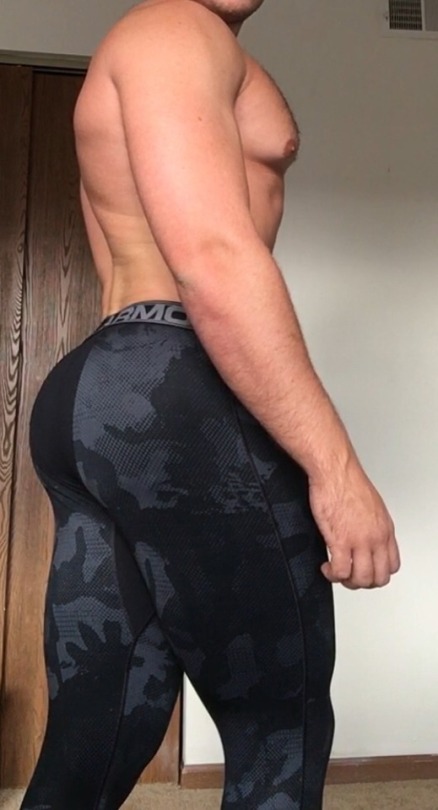 fit2please:  Gearing up for leg day 🏋🏻‍♂️