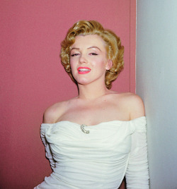 missmonroes:  Marilyn Monroe poses for Harold