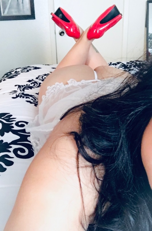 coveredsunshine:  Throwback- Happy hump day 💋