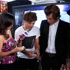 stylin-library:  Louis having trouble using the interview’s charger to charge his