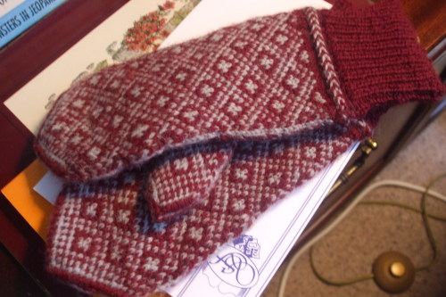 These mittens didn’t want to be knitted - it took far too many tries to get each bit right. Bu