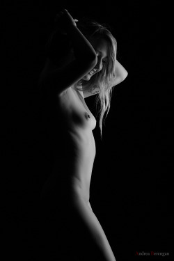 portfolioandreaberengan:  Play with the light and the body - nude setphotographer: Andrea Berengan