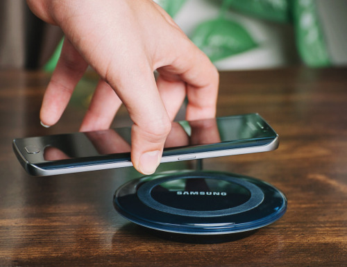 thegadgetnode: Samsung Wireless Charging Pad With this stylish accessory, you can charge your compat