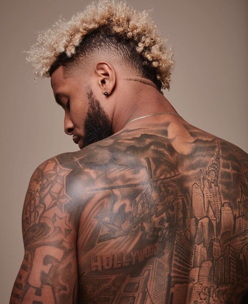 hotfamousmen:  Odell Beckham Jr.  Why is his dick hard in a tub full of men?