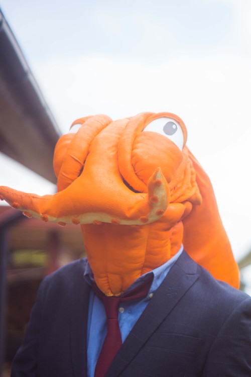 pazzojinn:cosplay-gamers:Octodad: Dadliest Catch by Charlie SchaltzCosplay of what? It is just a guy