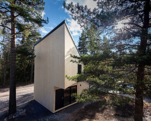 Good wood - Ortraum Architects has built an asymmetric studio called “12″ in the garden of a house i