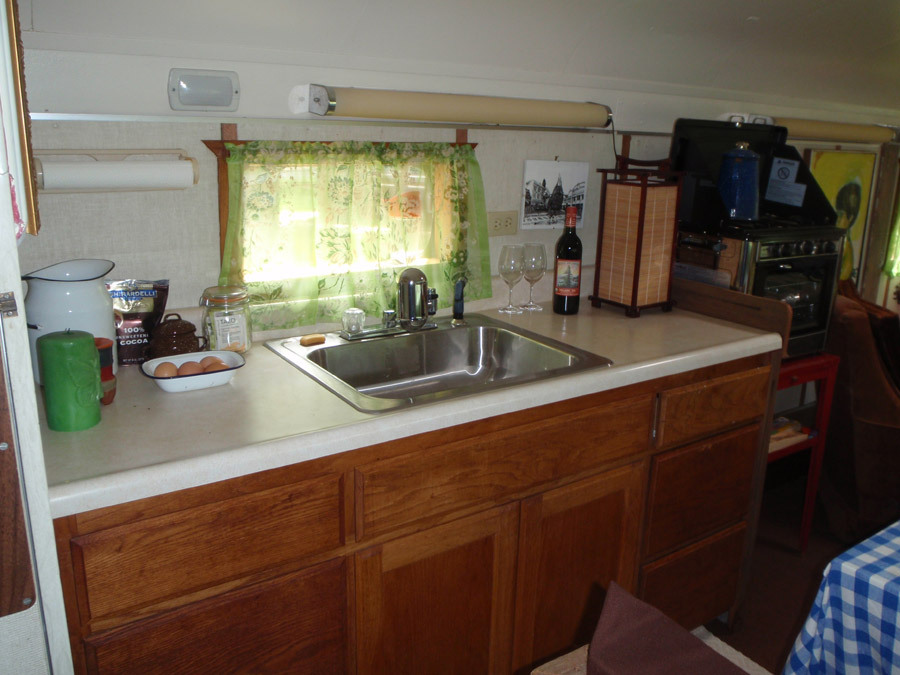 jeremylawson:  Bus converted into a tiny home.