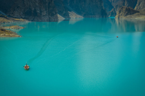 iheartpakistan:  Attabad Lake, Gilgit Baltistan, Pakistan. (Source)