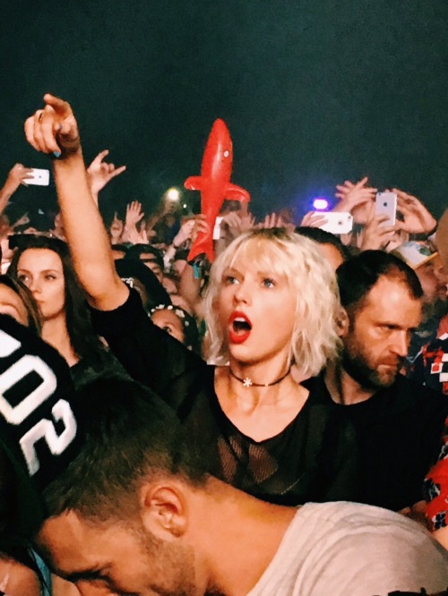 tswiftdaily: Taylor during Calvin Harris’ set at Coachella 4.17.16 (x)