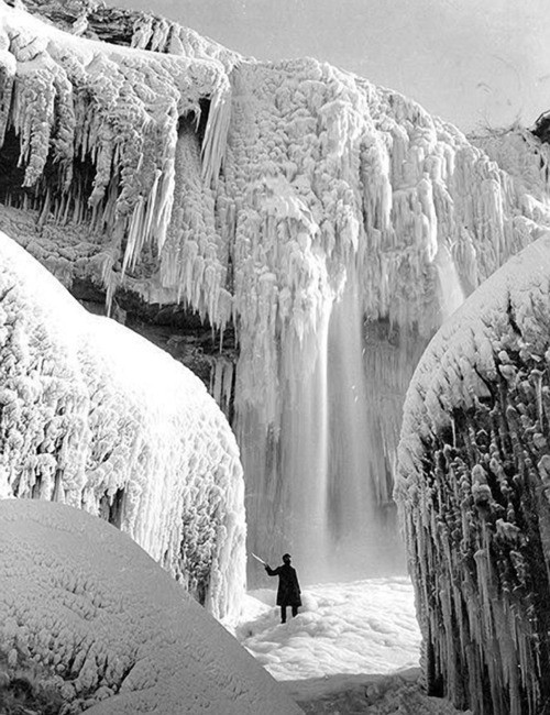 Niagara Falls Frozen Solid in 1911