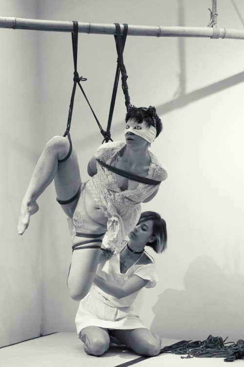 misungui:  Performance “Triangle de Cordes”  @ La Place des Cordes  (part 2) Rigger : Gorgone  Model : Misungui  Cello : Qlay  Photo : Tako Octo Brachia 