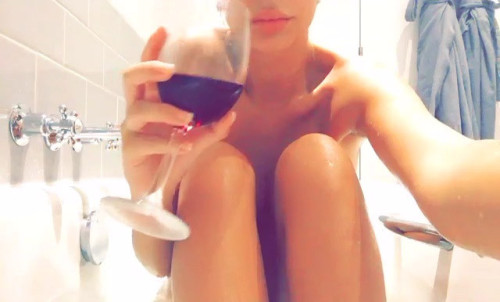 famous-nsfw-tub:  Emily Ratajkowski having her wine in the tub and more…