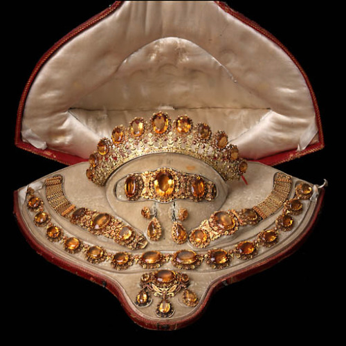 AN ANTIQUE CITRINE AND VARI-COLOURED GOLD PARURE Comprising a diadem, necklace, detachable brooch pe