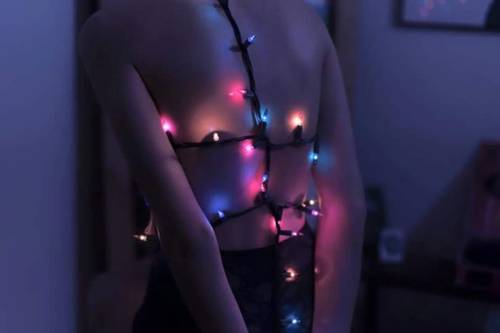 unicorn-and-sunshine:  Baby, bound *and* lights… How happy would I be?!