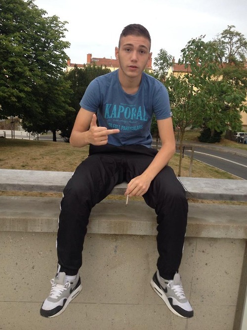 hornyscallylad:  so sexy fit guy with nice gear :P