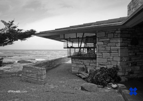 ofhouses:  257. Frank Lloyd Wright /// House for Mrs. Clinton Walker ///  Carmel, California, USA /// 1949 OfHouses guest curated by Raphael Zuber: “An archetype of an inside space.“(Photos: © Ezra Stoller, Alan Weintraub, Julius Shulman, Joel