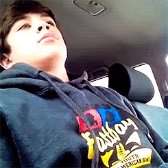 zflxing-deactivated20210110:“When you hear a good song on the radio” - Hayes Grier