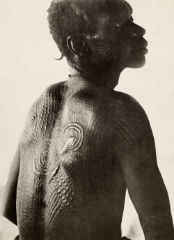 natgeofound:  A man shows tribal scars on his back in the Democratic Republic of the Congo, November 1919.Photograph by E. Torday, National Geographic