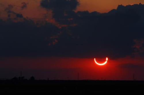 sixpenceee:The moon passing in front of the sun produces a solar eclipse. Here’s a link to a video of this. 