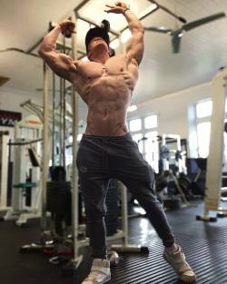 muscletale:Zac Aynsley