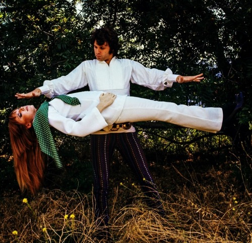 zen-mommy:  Jim Morrison of The Doors “levitating” his girlfriend, Pamela Courson, 