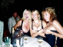 More nip slips and pussy slips pics at http://pussyslip.tumblr.com/