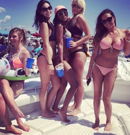 thatdamnedbikini:  bikiniboob-envy:  Bikini Boob Envy  Is it just me or is this picture WAY off cent
