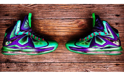 tharealsinister:  NIKE LEBRON X “JADED HULK” CUSTOM\ Chef from GourmetKickz channeled “The Incredible Hulk” for his latest custom. The Nike LeBron X“Jaded Hulk” Custom incorporates frayed purple textile material on the upper of a Nike