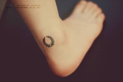 cutelittletattoos: Little ankle tattoo of a laureal wreath by Seoeon.