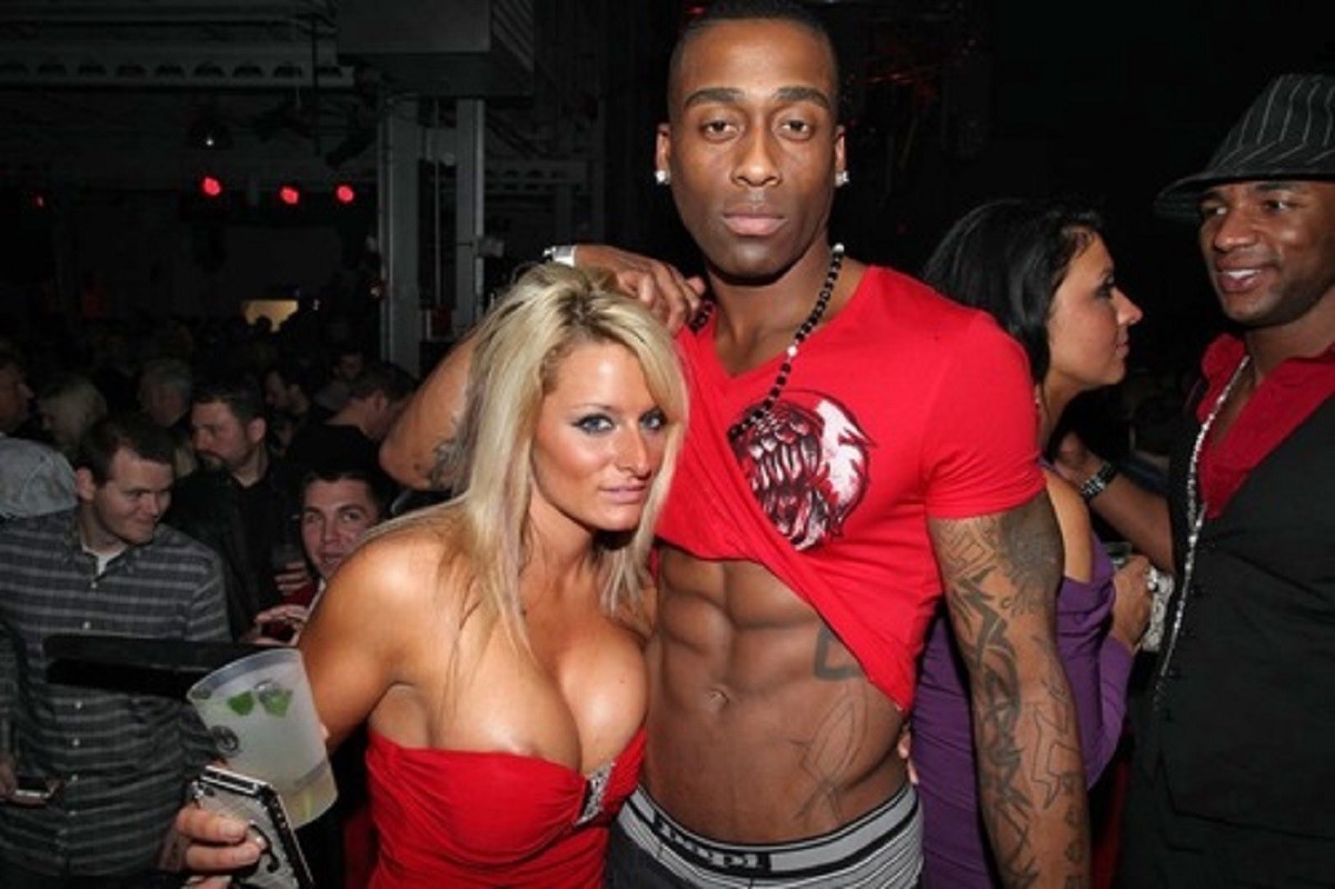 partybimbos:  maybe he pays for her nose job