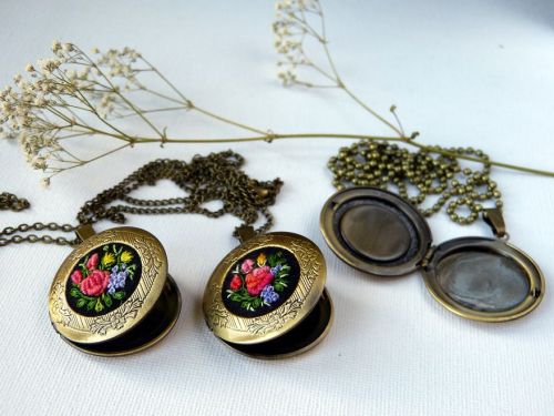 culturenlifestyle:Exquisite Embroidered Jewelry by Marta KrajewskaTeacher with a knack for crafts, M