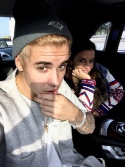 jbieberspain:  &ldquo;Mamaaaaaaa&rdquo; (Vía @justinbieber, shots)