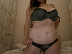 chubby-bunnies:  20 yr old size 14/16 Canada.