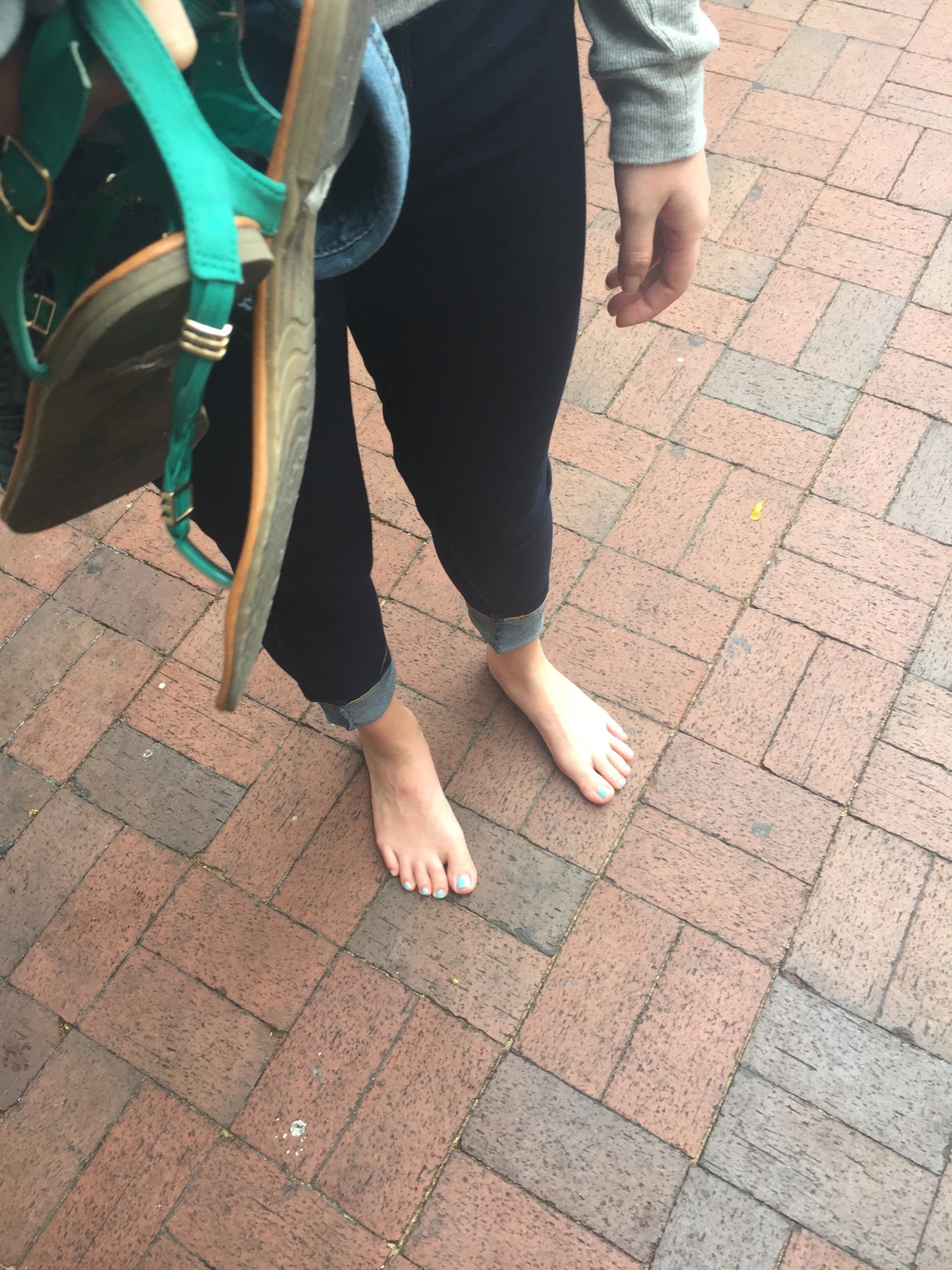linkasfeet: Walking around barefoot in public made my soles so dirty…