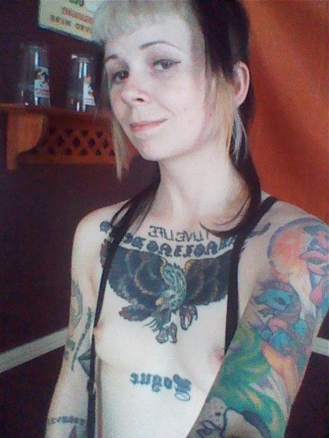 Extreme Tattoos und Piercings bei Frauen