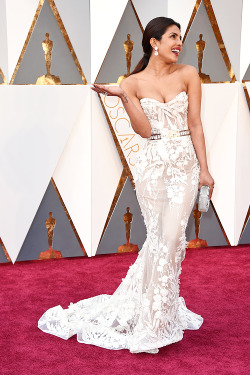 awardseason:    Priyanka Chopra   attends the 88th Annual Academy Awards at Hollywood &amp; Highland Center on February 28, 2016 in Hollywood, California.