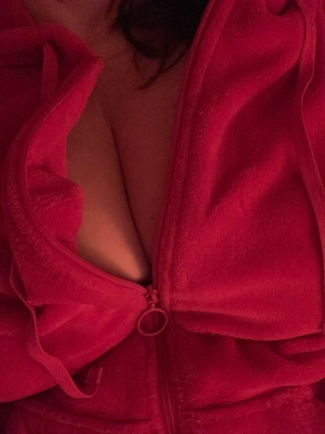 pnette:Had to get out the warm, cozy robe on this chilly night. @pnette 💞