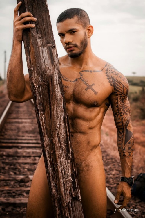 aworldofmenz:  dominicanblackboy:  A sexy naked moment outside with hot Brazilian muscle hunk Harry Lins and that fat delicious dick!😍😍😍😍   A World of Menz 