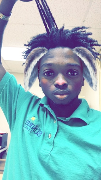 jetsxdopestnerd:  Carefree X stress free   Oh the last pic is snapchat filter 😭😂😭😂😂  IG : BonLavi