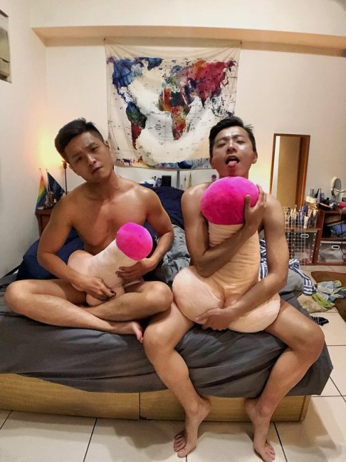 fysgboy: leakedjuices: asiangaycock: Cặp này nhìn yêu gê. Vừa dễ thương vừa dâm vl Cheeky shots  #as