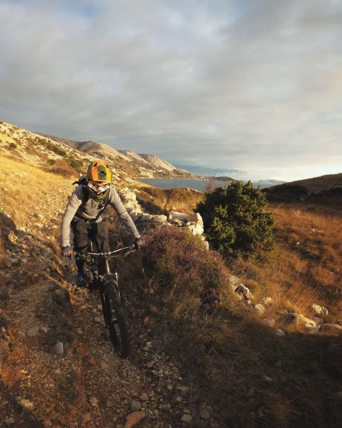 Golden hour . . . . . #mtb #mtbiking #mtbdaily #mtblife #mtblifestyle #mtbsi #mtblove #mtbgram #mtb 