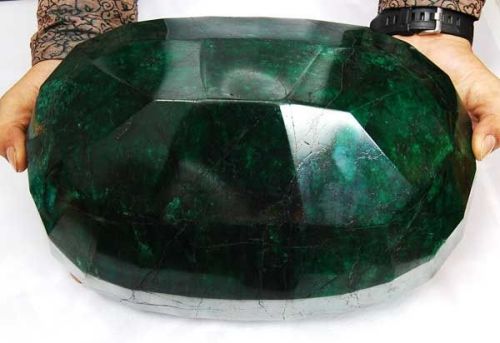 forte7:kajpaj:-TeodoraWeighing in at a hefty 11 kilos (57,500 carats), the world’s largest faceted ‘