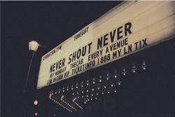 asdfghjkl-nevershoutnever:  concert :3