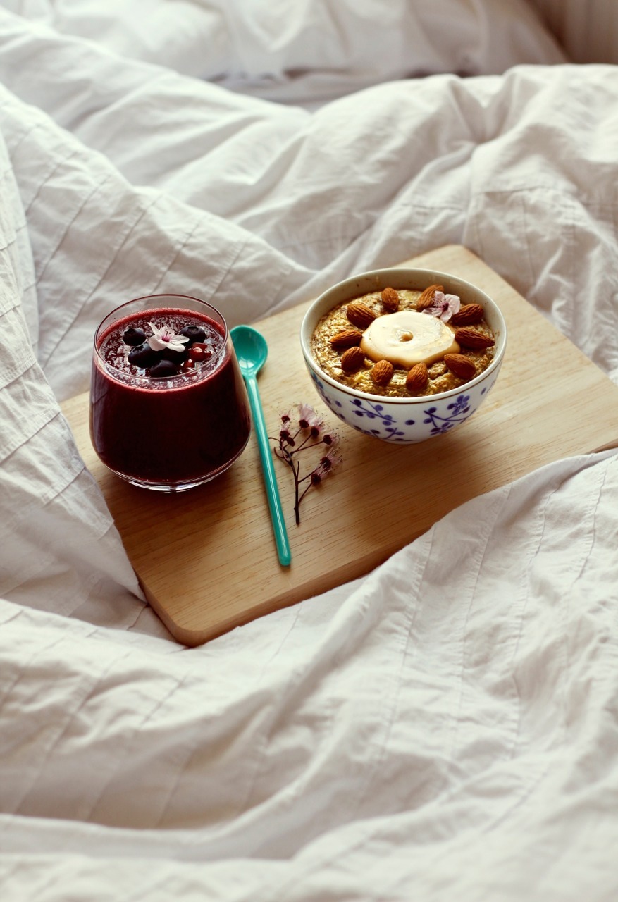 elephantsarevegan:  breakfast in bed was baked banana oatmeal with almonds and peanutbutter.