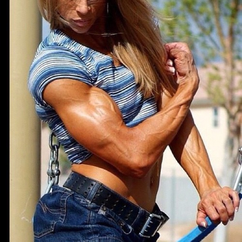 femalemuscletalk:  Don’t steal from the blueberry patches in Maine. The guards are huge.  800.222.3539 (FLEX)www.femalemuscle.com  Photo: Mindi O'Brien