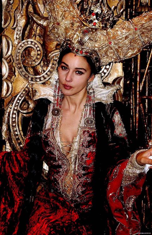 sheherazade:girl help i am thinking of Her (monica bellucci playing the mirror queen in the brothers