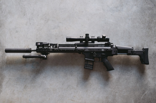 im-gilley:  benchau:  SCAR 16 & Mk12 Mod 0 Old school SPR meets new school SPR. ben chau   100% plan on getting an Mk12 of some type. Even if it’s a clone, love me some SPR.