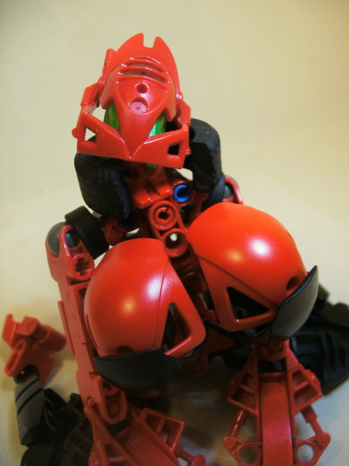 milkpunkin:  dawnofnssd:  Vier, Vier Tyrannus.  that bionicle has butt cheeks   my kind of toy~ < |D