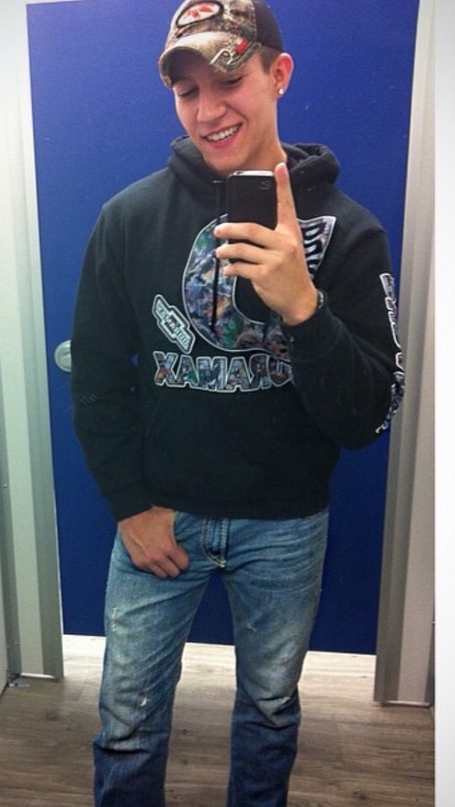 dippinfan:  itsdudesilike:  redneck-lover:  redneck417:  WHAT A CUTE FUCK WAD  HOLY